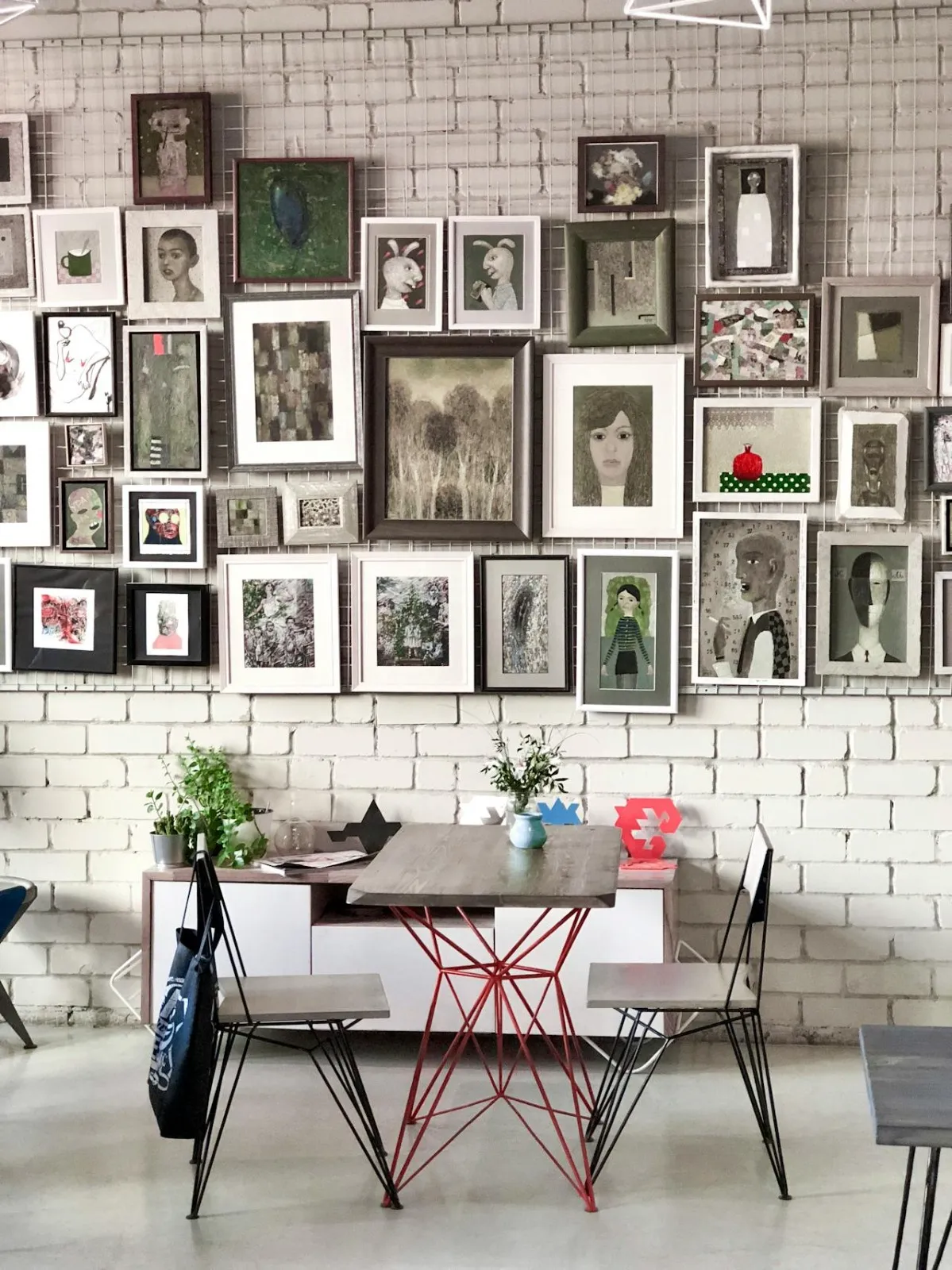 Console Table with Gallery Wall: A console table adorned with framed art, photos, and a mirror creating a stylish gallery wall.